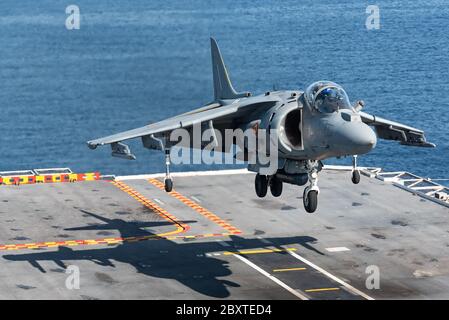 Ein McDonnell Douglas AV-8B Harrier II Jagdjet der spanischen Marine ist bereit, auf dem Juan carlos I Flugzeugträger der spanischen Marine zu landen. Stockfoto