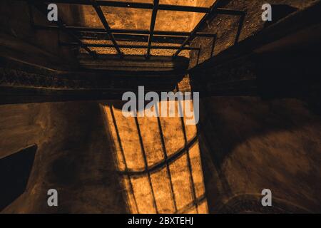 Schatten aus dem Gitter in einem geheimnisvollen Korridor im alten Raum im Schloss Stockfoto