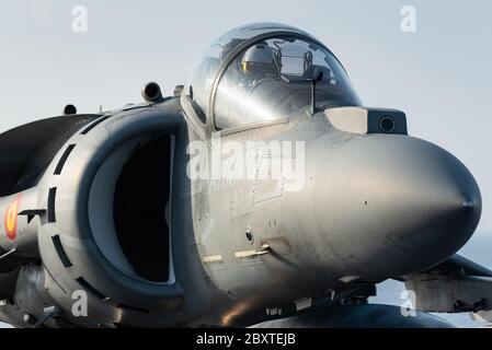 Ein McDonnell Douglas AV-8B Harrier II Jagdjet der spanischen Marine ist bereit, auf dem Juan carlos I Flugzeugträger der spanischen Marine zu landen. Stockfoto