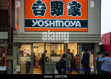 Tokio / Japan - 20. Oktober 2017: Yoshinoya, japanische multinationale Fast-Food-Kette von Gyudon (Rindfleisch-Schüssel) Restaurants in Tokio, Japan Stockfoto