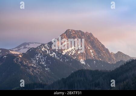 Giewont Berg in der polnischen Tatra - Blick von Nosal auf Sonnenuntergang Stockfoto