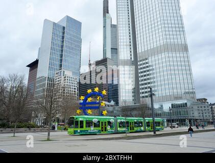 Frankfurt Main, Deutschland 03-11-2013 Euro-Turm und grüne Straßenbahn-Zug auf der Straße vor dem Euro-Zeichen Stockfoto