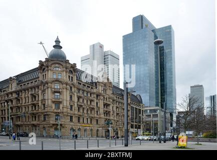 Frankfurt Main, Deutschland 03-11-2013 Innenstadt mit historischer Architektur und modernen Skyscaper Stockfoto