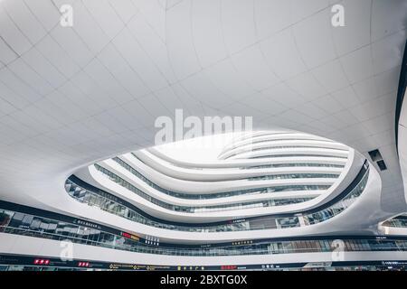 Beijing, Dongcheng District / China : spektakuläre Architektur der Galaxy Soho von Zaha Hadid Stockfoto