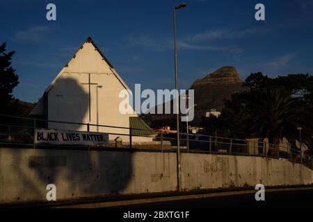 Ein Banner entlang einer der Hauptzufahrtsstraßen Kapstadts in Solidarität mit der Polizeigewalt in den USA nach der Ermordung von George Floyd Stockfoto