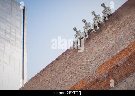 Peking / China : heute Art Museum Gebäude und Skulpturen am Eingang des Museums. Museum auf Baiziwan Rd in 798 Bereich in Peking Stockfoto