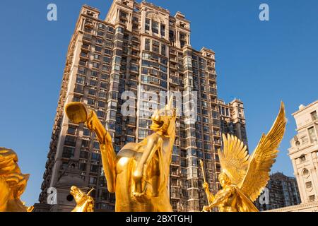 Peking / China - : Römischer Soldat oder Apollo im Wagen in Gold bedeckten Einhörnern geheckt - Denkmal am Eingang zu Wohnungen Komplex Stockfoto