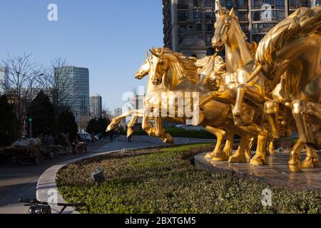 Peking / China - : Römischer Soldat oder Apollo im Wagen in Gold bedeckten Einhörnern geheckt - Denkmal am Eingang zu Wohnungen Komplex Stockfoto