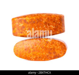 Zwei Pillen auf weißem Hintergrund isoliert. Nahrungsergänzungsmittel. Vitaminpräparate. Stockfoto