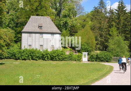 Weimar, Deutschland Gartenhaus des deutschen Schriftstellers Goethe im Park mit vorbeifahrenden Menschen auf dem Fahrrad Stockfoto