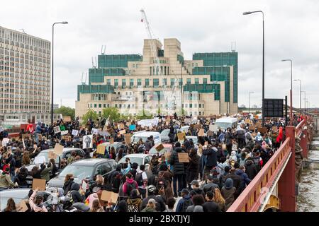 Eine Menge Demonstranten marschiert während des Black Lives Matters-Protests in London, 6. Juni 2020, über die Vauxhall Bridge Stockfoto