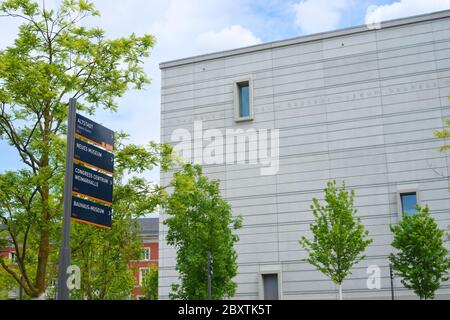 Weimar, Deutschland 05-19-2020 Zeichen für kulturelle Sehenswürdigkeiten in der Stadt und das neue Bauhaus-Museumsgebäude Stockfoto