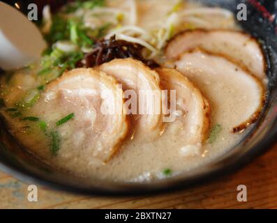 Schweinefleisch mit Nudeln im japanischen Stil Stockfoto