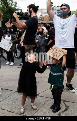 Ein Junge und ein Mädchen mit Schildern protestieren bei einer Demonstration zu Ehren von George Floyd im Highland Park-Viertel von Los Angeles, Kalifornien Stockfoto