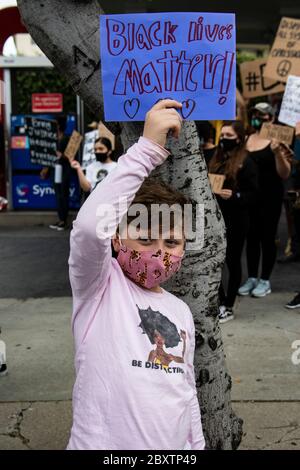 Junge protestieren mit Zeichen bei Demonstration zu Ehren George Floyd, in der Highland Park Nachbarschaft von Los Angeles, Kalifornien Stockfoto