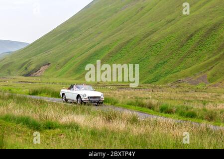 MOFFAT, SCHOTTLAND - 29. JUNI 2019: 1968 MG MGB Roadster Sportwagen in einer Oldtimer-Rallye auf dem Weg nach Moffat, Dumfries und Galloway Stockfoto