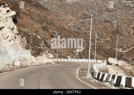 Autobahn Straße Blick auf Indien China Grenze in der Nähe von nathu La Pass im Himalaya verbindet indischen Bundesstaat Sikkim mit Chinas Tibet Region, trisect Stockfoto