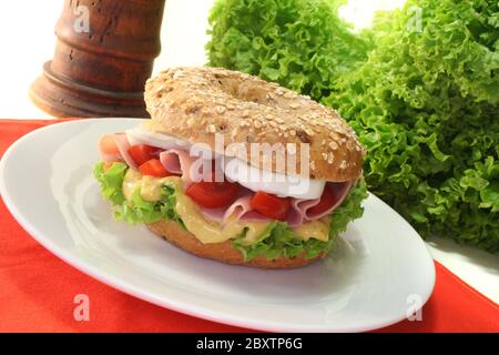 Bagel mit Schinken und Ei Stockfoto