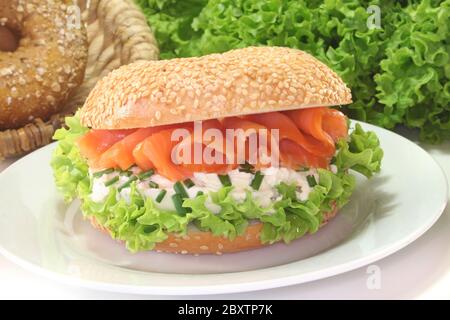 Bagel mit Frischkäse und Lachs Stockfoto