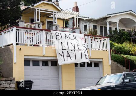 Haus mit einem Black Lives Matter Banner im Vorgarten während eines Protestes für George Floyd in Los Angeles, CA Stockfoto