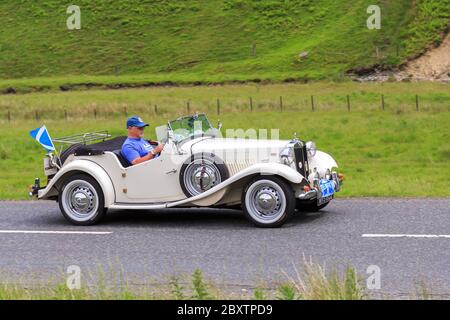 MOFFAT, SCHOTTLAND - 29. JUNI 2019: MG TD Sportwagen in einer Oldtimer-Rallye auf dem Weg in Richtung Moffat, Dumfries und Galloway Stockfoto