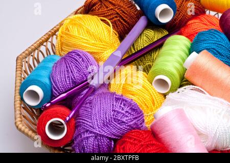 Korb mit Faden und Kugeln zum Stricken Stockfoto