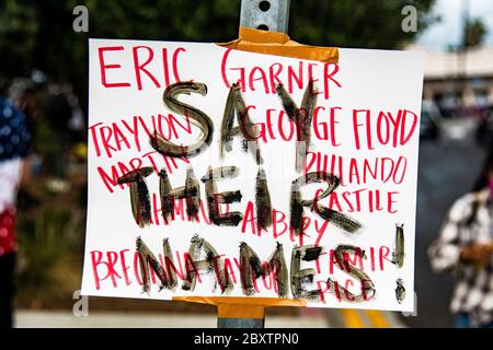Schild mit Namen schwarzer Jugendlicher, die von der Polizei in den Vereinigten Staaten während eines George Floyd Protests in Los Angeles, CA ermordet wurden Stockfoto