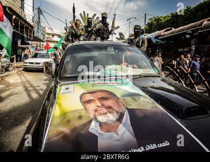 Gaza, Palästina. Juni 2020. Unterstützer des Palästinensischen Islamischen Jihad während einer Gedenkfeier für den Führer der Bewegung, Ramadan Shallah in Gaza-Stadt, 8. Juni 2020. Shallah starb am 06. Juni im Alter von 62 Jahren in einem Krankenhaus in Beirut (Libanon). Seine Überreste wurden in die Hauptstadt Syriens, Damaskus, gebracht, um dort begraben zu werden. (Foto von Yousef Masoud/INA Photo Agency/Sipa USA) Quelle: SIPA USA/Alamy Live News Stockfoto