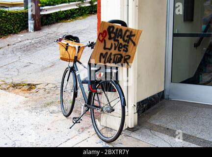 Geparktes Fahrrad mit einem Black Lives Matter Schild während einer George Floyd Protestkundgebung in Los Angeles, CA Stockfoto