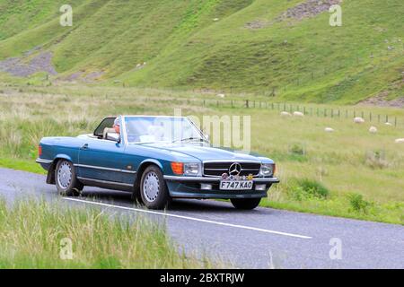 MOFFAT, SCHOTTLAND - 29. JUNI 2019: 1988 Mercedes-Benz 300 SL Sportwagen in einer Oldtimer-Rallye auf dem Weg nach Moffat, Dumfries und Gallow Stockfoto