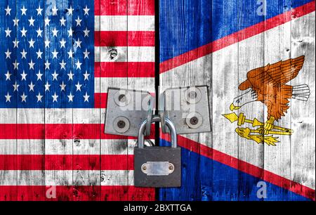 US und amerikanische Samoa Flagge an der Tür mit Vorhängeschloss Stockfoto