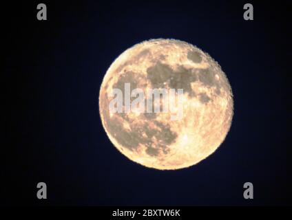 Vollmond der Erdbeere über den Rocky Mountains, Salida, Colorado, USA Stockfoto