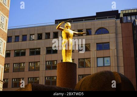 Goldene Skulptur eines Dirigenten als Detail des Musikbrunnens des Berliner Bildhauers Joachim Schmettau, errichtet 1986, in Düsseldorf. Stockfoto