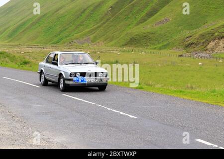 MOFFAT, SCHOTTLAND - 29. JUNI 2019: 1985 BMW e30 Auto in einer Oldtimer-Rallye auf dem Weg in Richtung der Stadt Moffat, Dumfries und Galloway Stockfoto