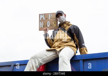 Ein junger Mann, der während des Protestes von Black Lives Matters in Vauxhall, London, am 6. Juni 2020 ein Protestschild hält Stockfoto