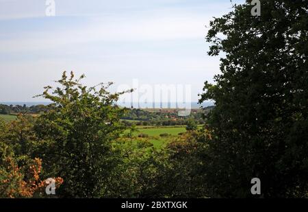 Blick über Ackerland in Richtung der Nordküste von Norfolk bei Weybourne vom Wiveton Downs Glazial Feature, Wiveton, Norfolk, England, UK, Europa. Stockfoto
