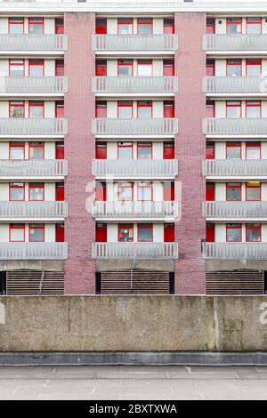 Fassade des Cullum Welch House im Golden Lane Estate, einem Wohnblock um Barbican in London Stockfoto