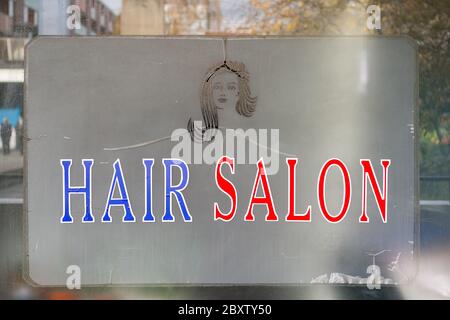 London, UK - November 16, 2019 - Zeichen eines Friseursalons im Barbican Estate Complex Stockfoto