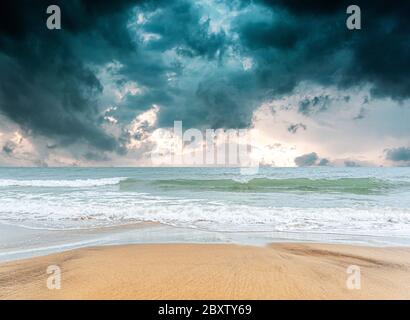 Dramatischer wolkig Himmel über der Meereslandschaft. Stockfoto