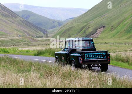 MOFFAT, SCHOTTLAND - 29. JUNI 2019: 1955 Rückansicht eines maßgeschneiderten Chevrolet Pick-up-Lkw in einer Oldtimer-Rallye auf dem Weg in Richtung St'marys Stockfoto