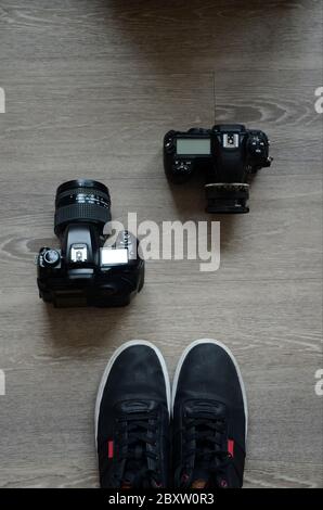 FOTOSHOOTING: Fotoausrüstung sitzt auf dem Boden einer Wohnung. Stockfoto