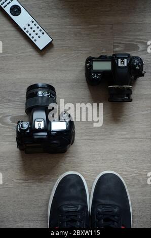 FOTOSHOOTING: Fotoausrüstung sitzt auf dem Boden einer Wohnung. Stockfoto