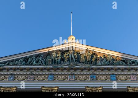 Das House of the Estates ist ein altes Regierungsgebäude im Herzen von Helsinki. Es ist Giebel zeigt Alexander I. von Russland in Porvoo parlamentssitzung. Stockfoto