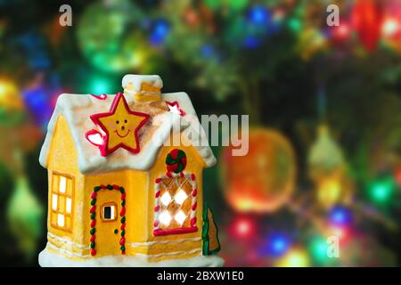 Beleuchtung-Haus und Weihnachtsbaum Stockfoto