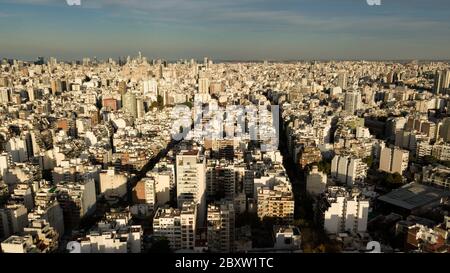 Luftaufnahme von Buenos Aires Stadt während des Sonnenuntergangs mit Blick auf Wolkenkratzer, Büros, Wohnwohnungen. Stockfoto