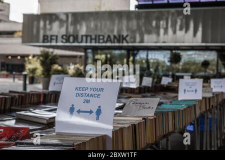 Während London nach der Lockdown-Sperre wieder eröffnet wird, ist der Southbank Centre Book Market vorläufig für Geschäfte geöffnet. Stockfoto