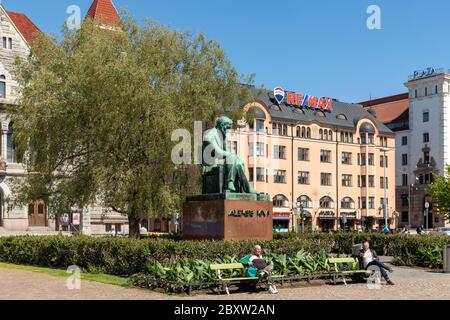 Die Statue des finnischen Autors Aleksis Kivi befindet sich vor dem Finnischen Nationaltheater in der Innenstadt von Helsinki. Das Theater ist wegen Coronavirus geschlossen. Stockfoto