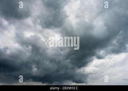 Dunkle Gewitterwolken vor Regen als Klima Hintergrund verwendet. Wolken werden vor Regen dunkelgrau. Abstrakt dramatischer Hintergrund Stockfoto