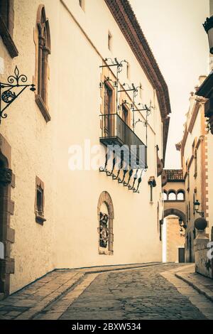 Schmale Straße in der historischen Altstadt von Sitges, Katalonien, Spanien Stockfoto