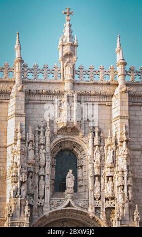 Details der Außenfassade am Südportal des UNESCO-Weltkulturerbes, dem Kloster Jeronimos im Stadtteil Belem in Lissabon, Portugal Stockfoto